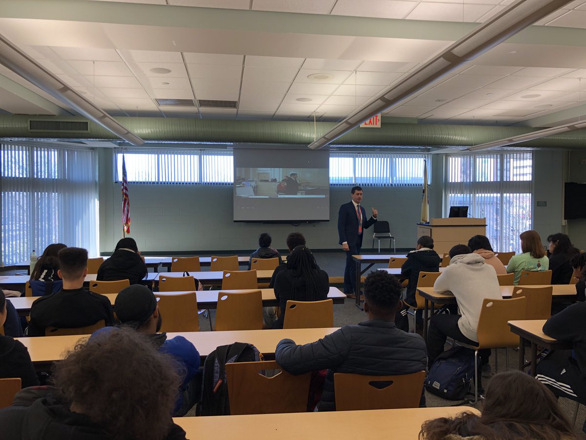 kreissteach's tweet image. Current @einhornharris &amp;amp; former Morris Cty Chief Asst. Prosecutor Matthew Troiano speaking to Ss in #ELAclass @_NeptuneHS about creating compelling arguments,being a lawyer,&amp;amp; knowing ur audience. @KristinHand6 @slmoore626 @MrsJennJoseph @DrSAMillaway @TamiCrader @NeptuneSchools