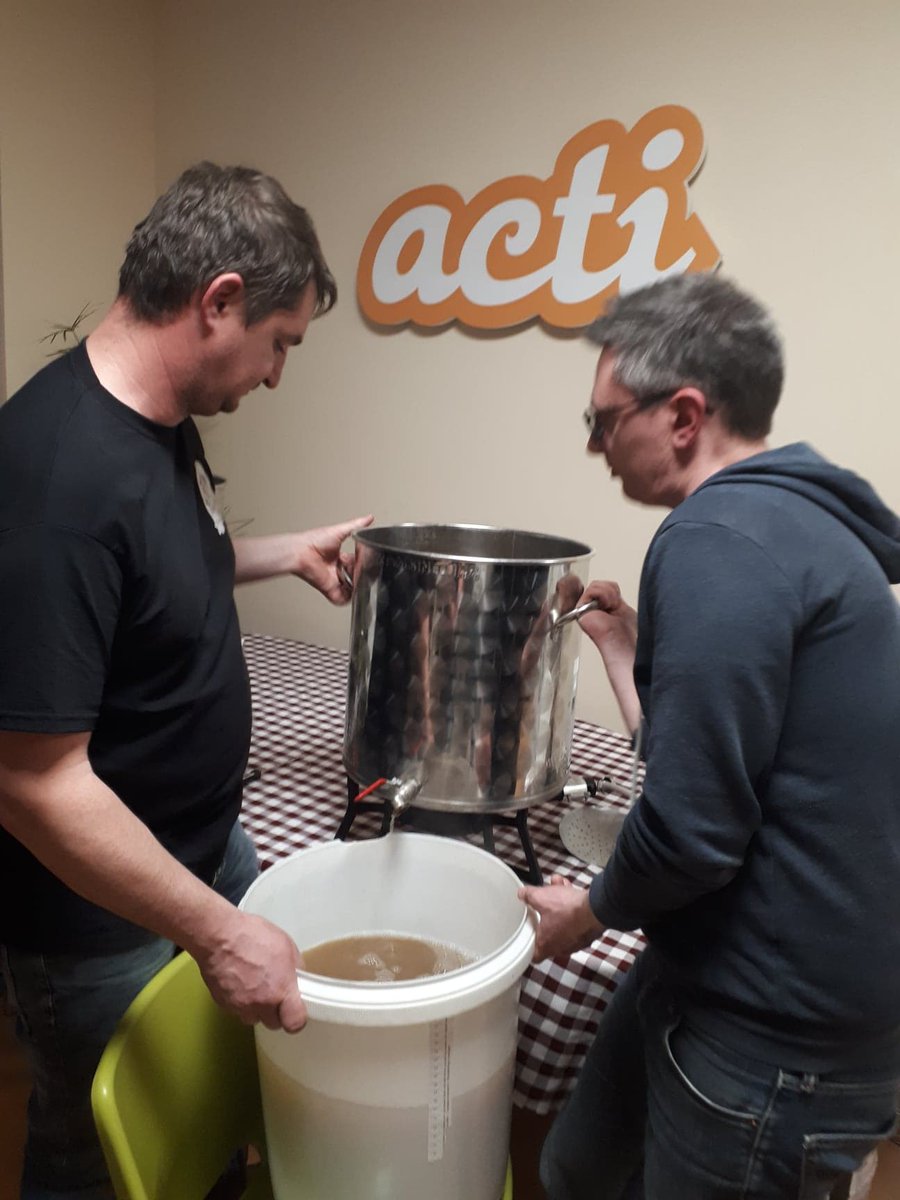 acti's tweet photo. 🍻Soirée Mousse chez @acti 🍻
Hier soir, grâce à la Brasserie des Sarments, l'équipe a pu brasser sa première cuvée ! Une super découverte et une dégustation des différentes bouteilles ! Une mention spéciale pour la Neu et sa touche de châtaigne et miel 🌰🍯 😍
#beer #afterwork https://t.co/LDuPKvzJsI
