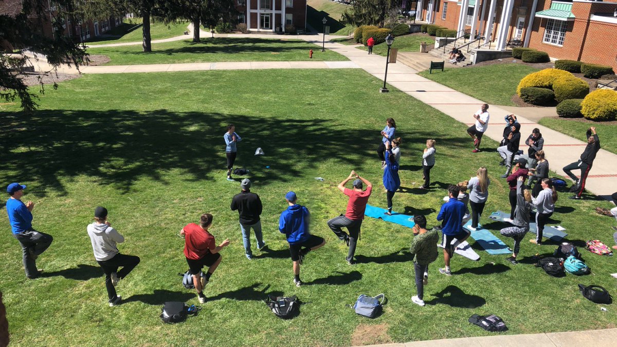 blfdadmissions's tweet photo. Wednesday's Vibes 🧘‍♀️🧘‍♂️Yoga on the quad! #WellnessWednesday's #RAMFAM https://t.co/0WnqqyaHqN