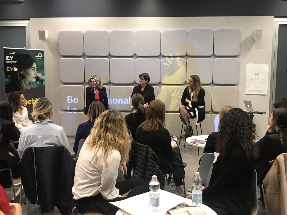 ValoreD's tweet photo. #EYD eccoci al confronto con le #RoleModel! @AnnaZavaritt intervista @robi_cocco, Assessora del @ComuneMI, e @CriPigni, Partner di @EY_Italy #WomenLeadershipProgram #BoostLeadership https://t.co/zyNDjPQcOH