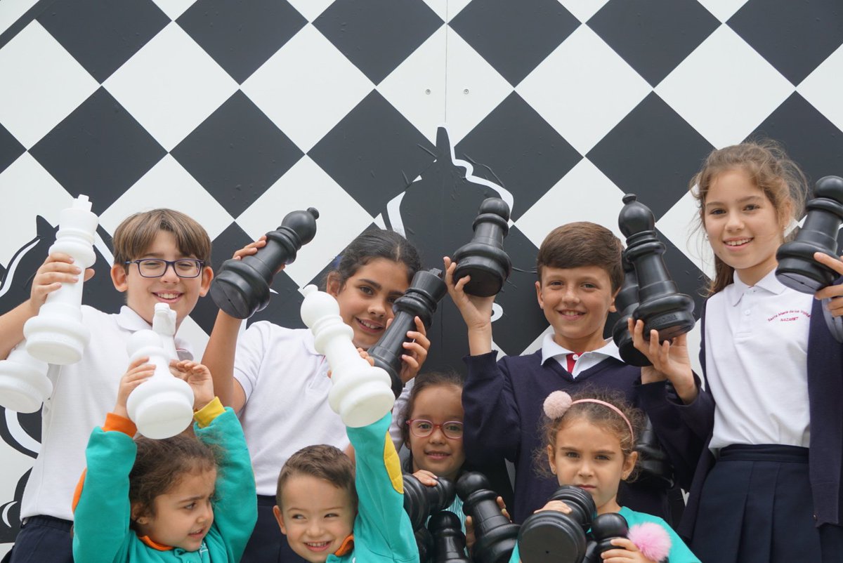 adag2000's tweet photo. Todo preparador en nuestro Cole @NazaretArrecife @coleinnovadores para celebrar los 20 años de #ajedrez, con Adriana Salazar. No te quedes sin jugar! @ampasmv https://t.co/AKBPi7pPxZ