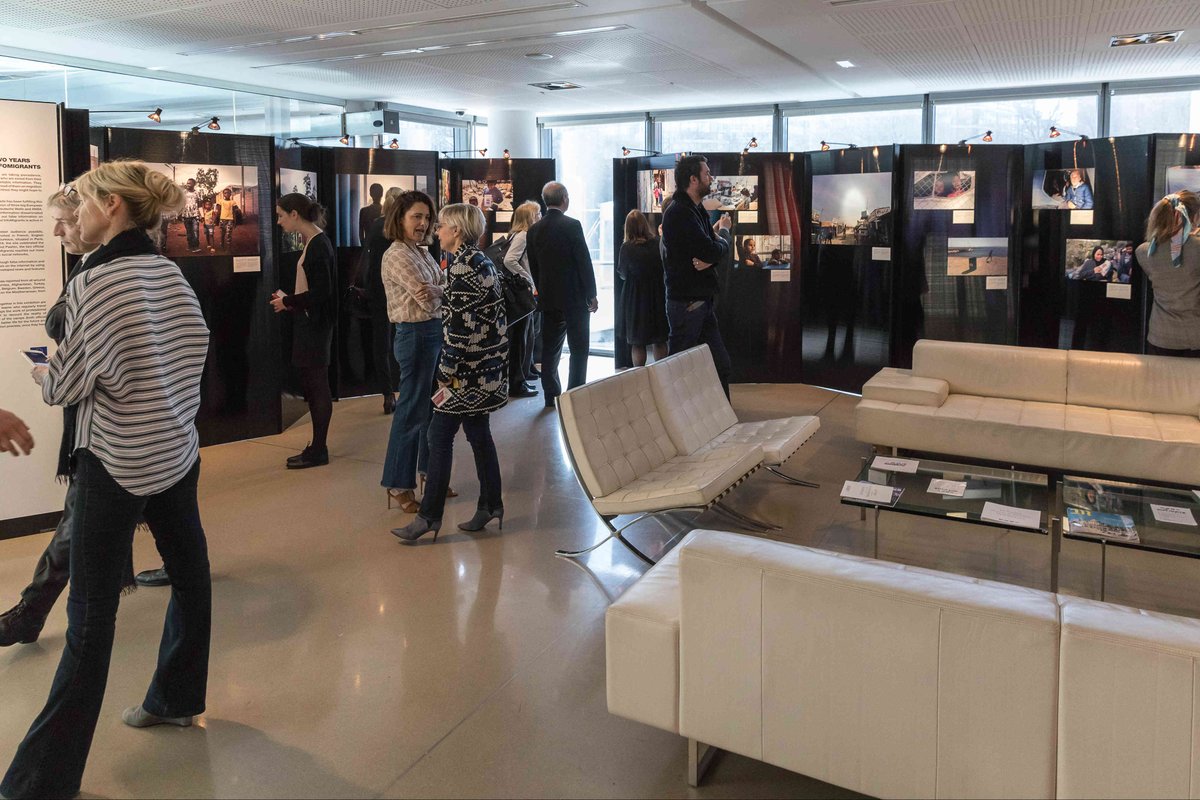 InfoMigrants_fr's tweet photo. Pour marquer les deux ans du lancement d'InfoMigrants, l'équipe du site d'information a organisé une exposition de photographies retraçant les reportages effectués par la rédaction. Crédit photos : Anthony Ravera / FMM https://t.co/DYtB28EKf5