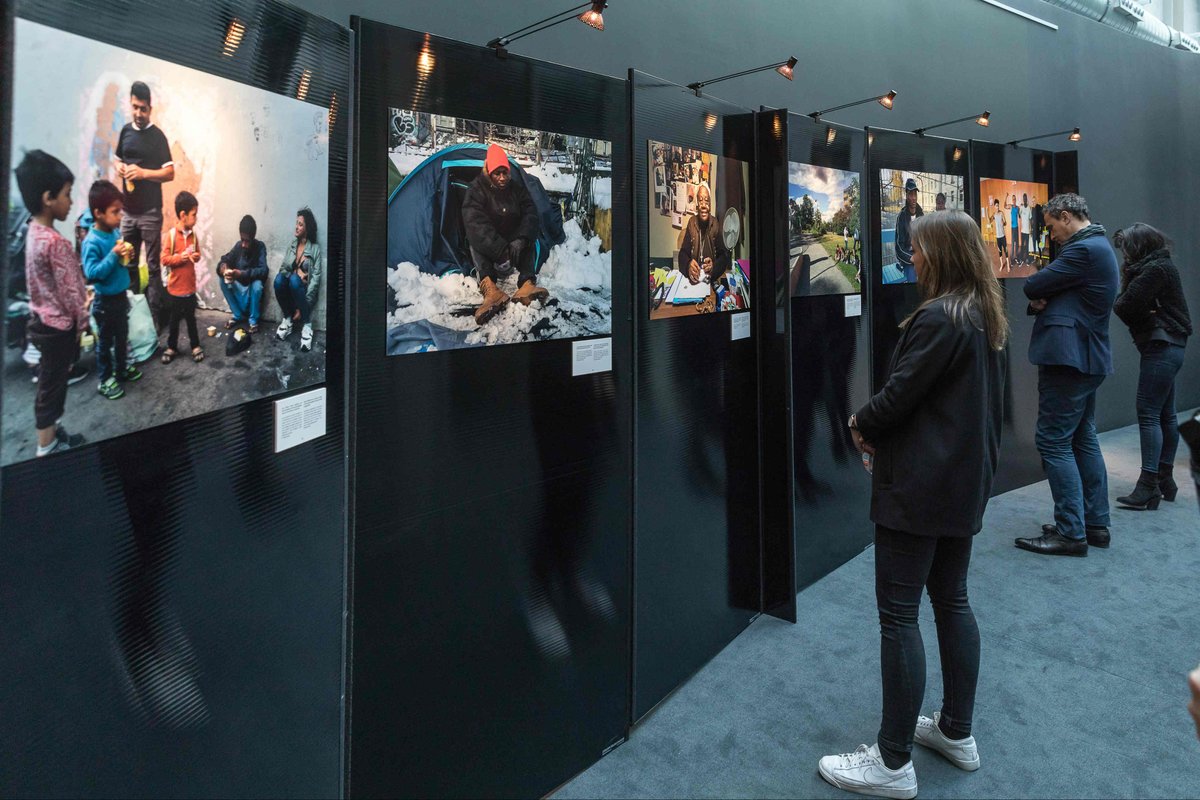 InfoMigrants_fr's tweet photo. Pour marquer les deux ans du lancement d'InfoMigrants, l'équipe du site d'information a organisé une exposition de photographies retraçant les reportages effectués par la rédaction. Crédit photos : Anthony Ravera / FMM https://t.co/DYtB28EKf5