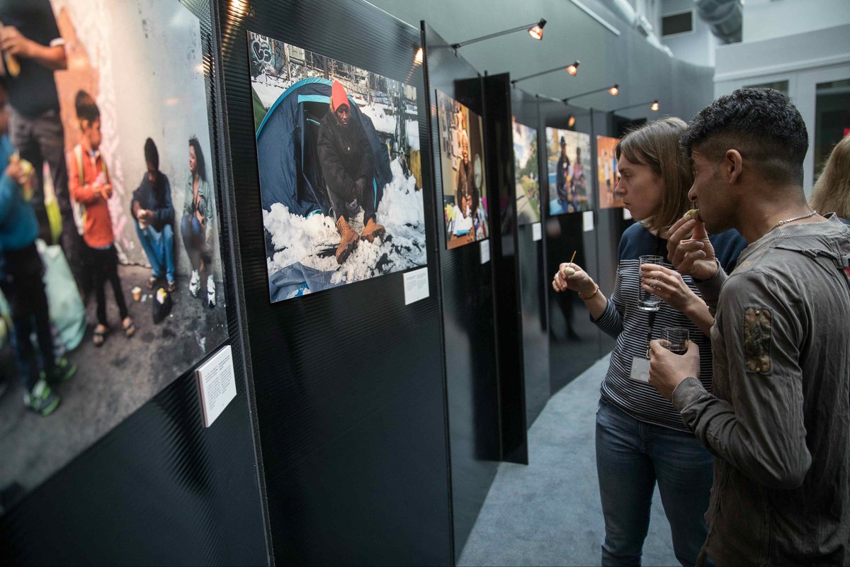 InfoMigrants_fr's tweet photo. Pour marquer les deux ans du lancement d'InfoMigrants, l'équipe du site d'information a organisé une exposition de photographies retraçant les reportages effectués par la rédaction. Crédit photos : Anthony Ravera / FMM https://t.co/DYtB28EKf5