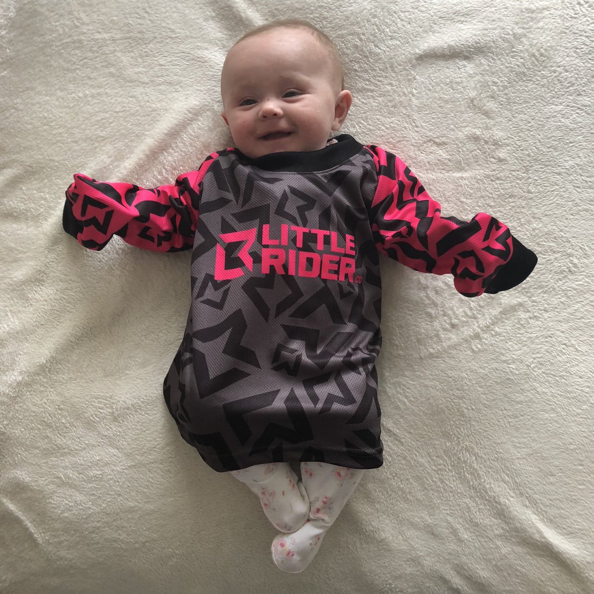 TotalMTB_'s tweet photo. Fantastic jersey although I think it needs some time to be grown into 👶😂🙈
Thanks Little Rider Co!
#TotalMTB #TotalReview
#MTBTalk https://t.co/mU5TxO1rbz