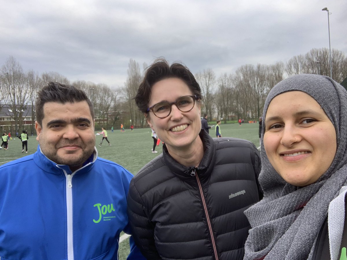 Anouk_Naber's tweet photo. Groepen 7/8 tijdens schoolvoetbal in Overvecht gesupport samen met @Sport_Utrecht @BSOvervecht @JoU_Overvecht bij SV Vechtzoom! https://t.co/NaR1K4OXaL