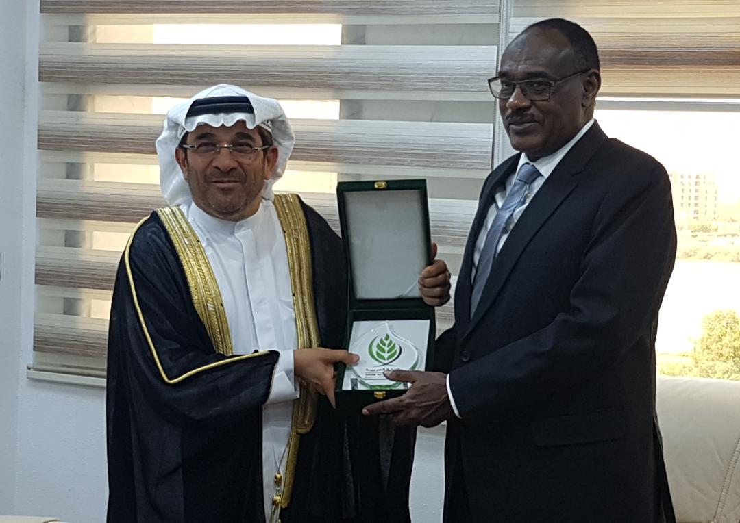MofaSudan's tweet photo. #السودان #وزارة_الخارجية |وزير الخارجية يستقبل رئيس الهيئة العربية للإستثمار والإنماء الزراعي
#Sudan #SudanNews
https://t.co/cXAeh5Gl08 https://t.co/2ijI94cPgb