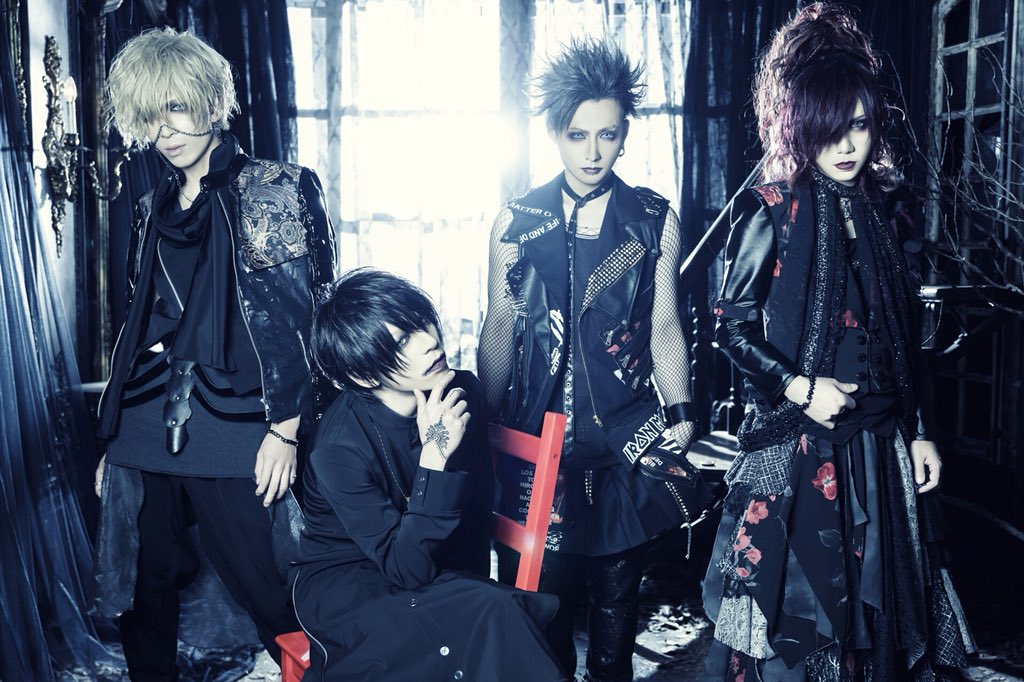 _VKholic_'s tweet photo. #SCAPEGOAT's new look
+ new drummer U (ex-Morrigan Setsuna)
+ new single 「ラブカ」 (Rabuka) to be released on April 24th
+ MV full https://t.co/bRqDi7nDRT
Vo. #Haru
Gt. #Sayula
Ba. #Layha
Dr. #U
#vk #v系 #vkei #visualkei https://t.co/4iI4RgNCVe