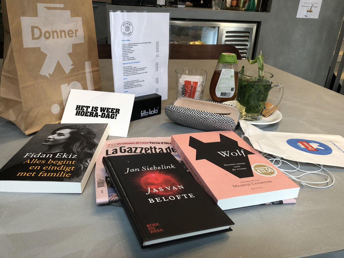 WicharD66's tweet photo. #Genietmomentje @donnerboeken; met drie aanwinsten, de nieuwe van @fidanekiz essays samengesteld door @l#maartjelaterveer en uiteraard het #cadeautje @cpnb #Siebelink en @GDS_ID! Leve het #lezen! #Boekenweek #moederdevrouw https://t.co/ZU1oIUd5aO
