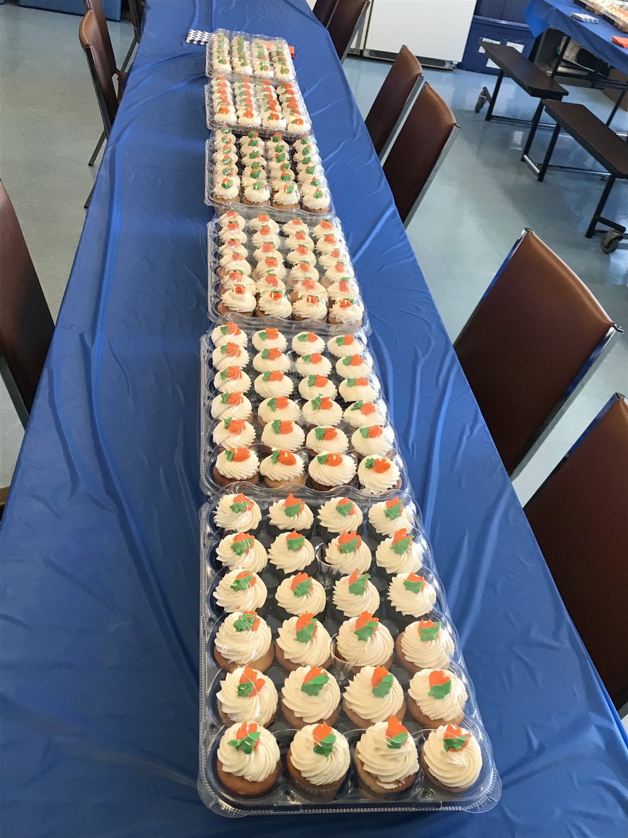 UniHighGargoyle's tweet photo. Celebrate our Scholastic Bowl State Champions Uni period in the kitchen with free cupcakes! https://t.co/kVZuYumSgC