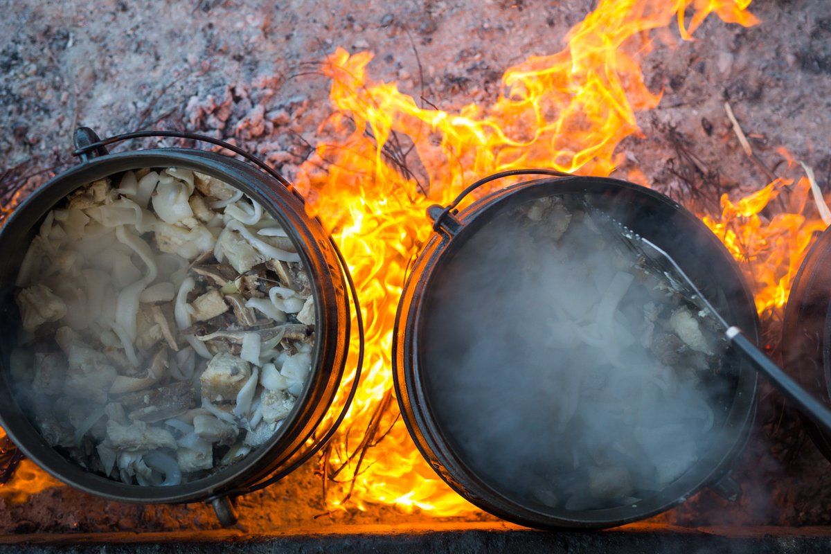 RiaanJordaanZA's tweet photo. A3 Full moon over the ocean, bonfire and calamari pot at #Devettemossel at #grootbrak #mosselbay #TravelChatSA https://t.co/i2gfN5DbPt