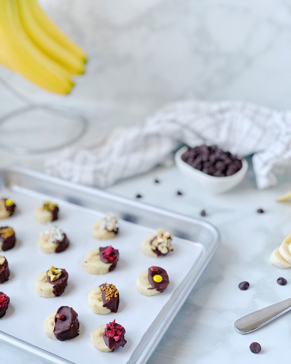GradualPerfect1's tweet photo. Wednesdays call for something sweet to get you through till the weekend! Frozen Chocolate Banana Bites do the trick. They’re healthy, customizable, and I’d like to think guilt-free! (vegan, paleo, refined sugar-free/sugar-free) #Vegan #chocolate #dessert https://t.co/H3n90ABvDS https://t.co/z6ESYNO7EB