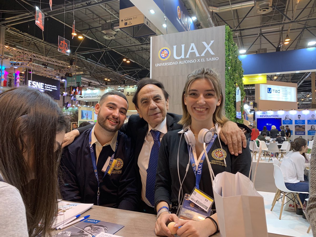 uaxuniversidad's tweet photo. Nuestro #PresidenteUAX, D. Jesús Núñez Velázquez, con nuestros estudiantes de #MúsicaUAX en #standUAX @feriaaula #ifema #Aula2019 https://t.co/0Mf1yWaTx6