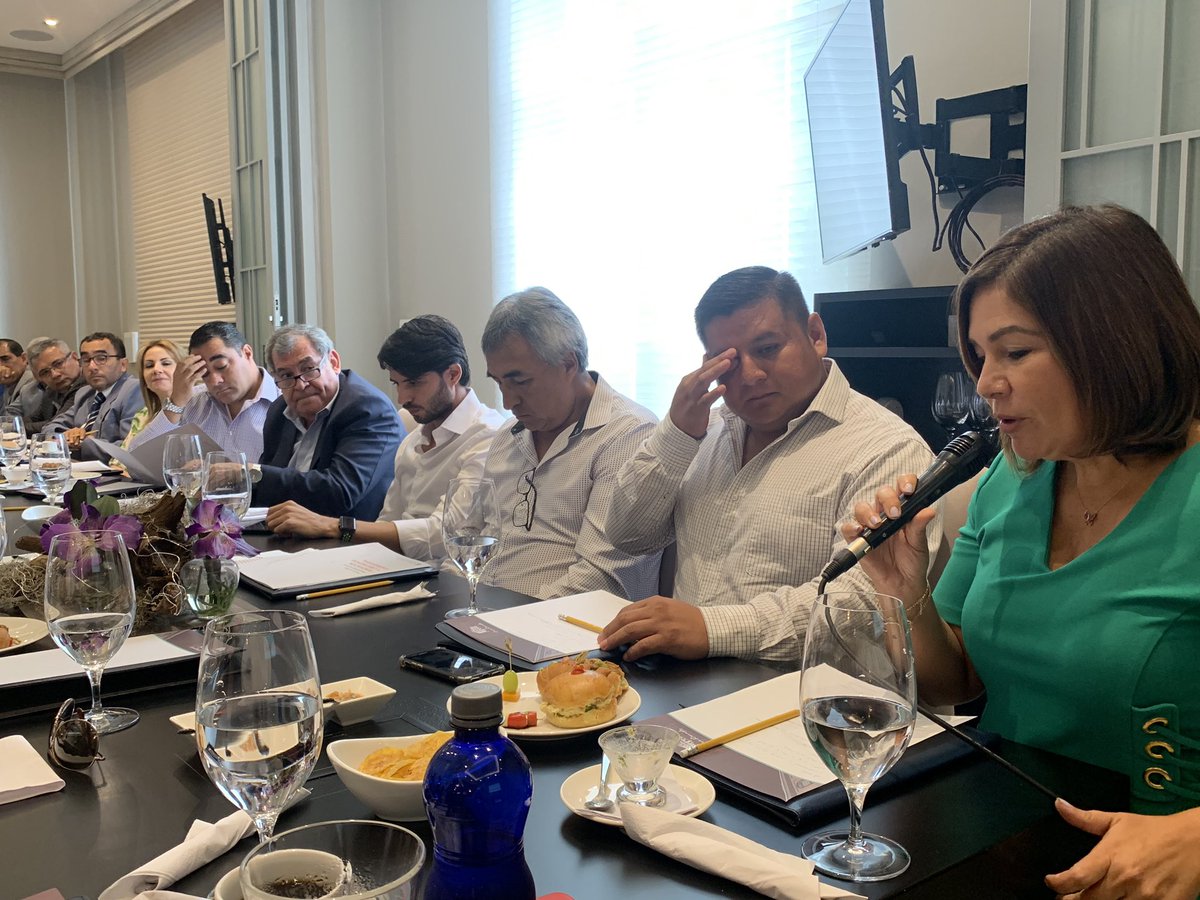 StrategaB's tweet photo. En el #ForoAcuerdoFMI en Manta @NathalieCely presidenta de @NexosSociedad comparte de nuestro producto #BInvest que posee todas las alianzas nacionales e internacionales para financiar tus grandes proyectos en el exterior. https://t.co/rPx00OGaHx