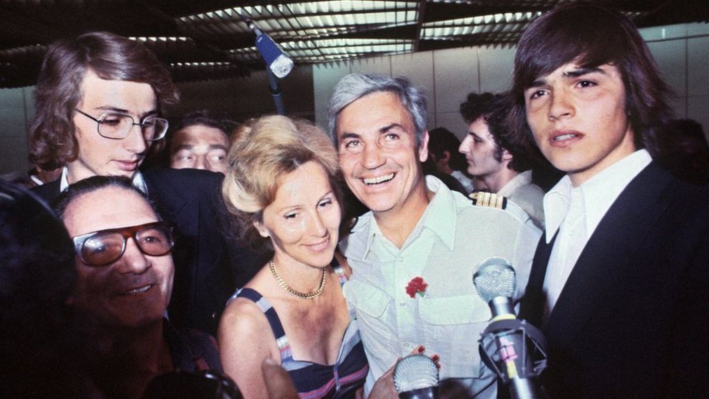 phil_rab's tweet photo. Triste per l'annuncio della morte di Michel #Bacos, pilota dell'Air France dirottato su Entebbe nel 1976. Rifiutò di essere rilasciato e scelse di rimanere con il suo equipaggio accanto ai passeggeri ebrei e israeliani. Onore e omaggio a questo eroe! Condoglianze ai suoi cari. https://t.co/46wyVBg3ik