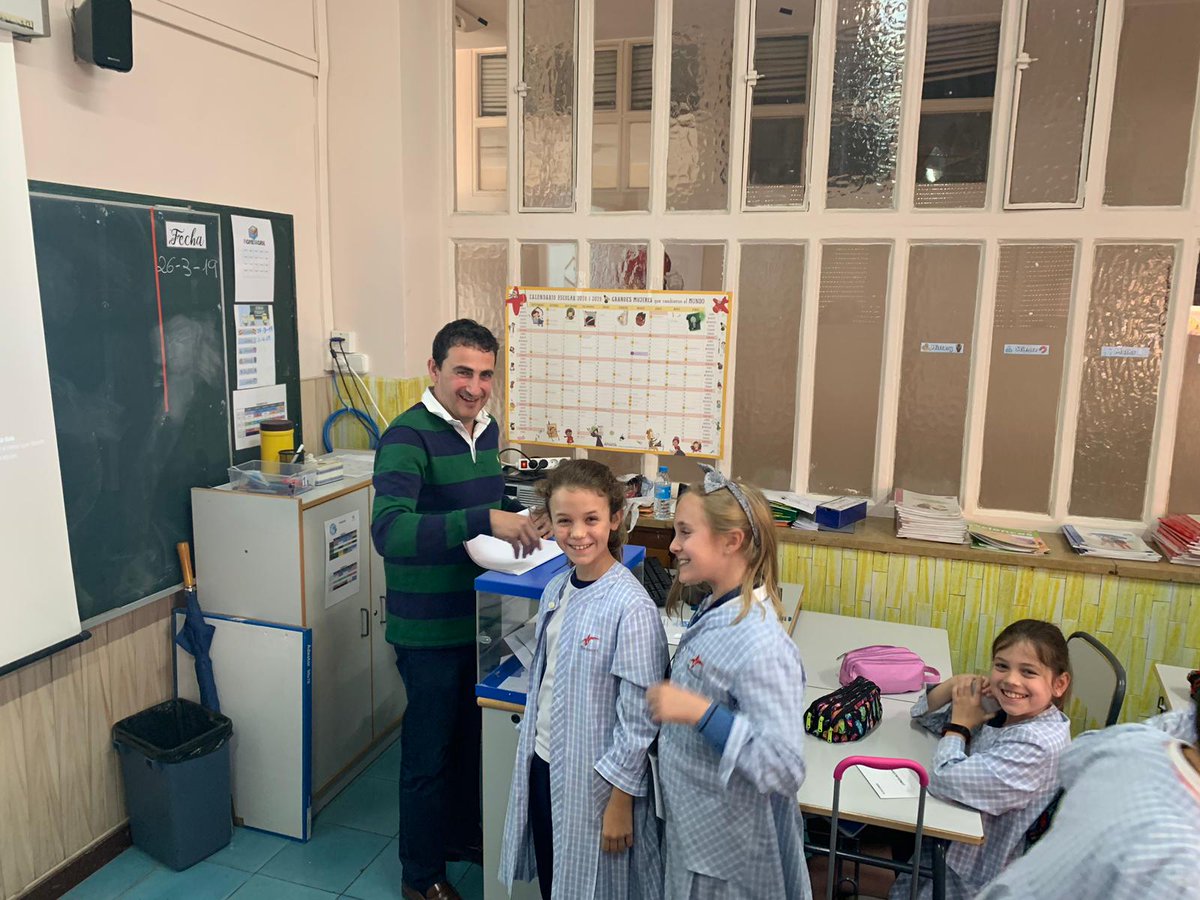 MontessoriPrim's tweet photo. @MontessoriZgza Esta tarde primer taller de padres en 4° de primaria. El padre de Alejandro nos ha explicado qué es un ayuntamiento y también cuáles son sus funciones como Secretario de uno de ellos. Además nos ha organizado unas elecciones en la clase. Genial!! https://t.co/46xNU640qH