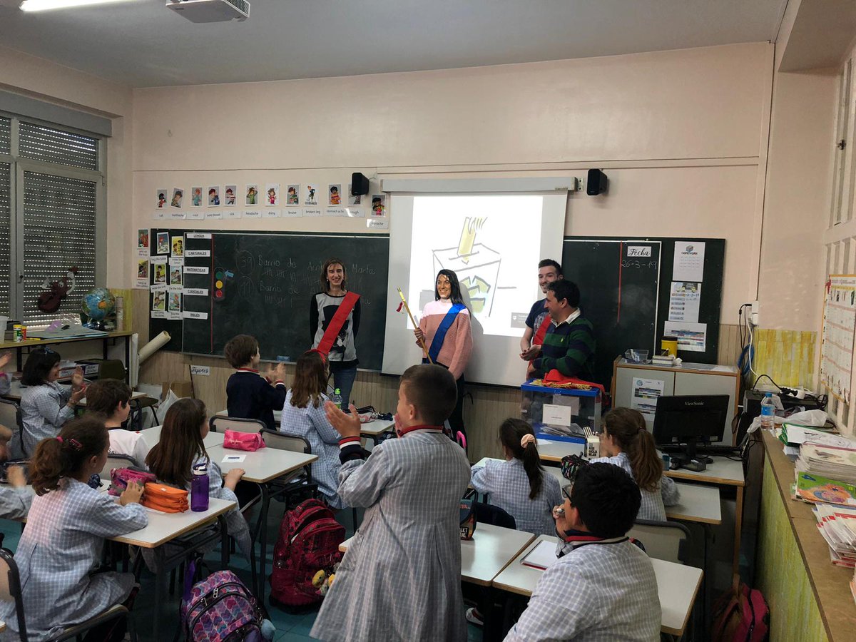 MontessoriPrim's tweet photo. @MontessoriZgza Esta tarde primer taller de padres en 4° de primaria. El padre de Alejandro nos ha explicado qué es un ayuntamiento y también cuáles son sus funciones como Secretario de uno de ellos. Además nos ha organizado unas elecciones en la clase. Genial!! https://t.co/46xNU640qH