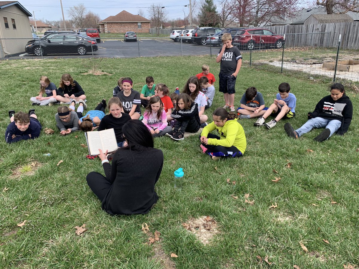 jtsdnixa's tweet photo. #Wilson5th taking advantage of the nice weather to read aloud. https://t.co/MGOjyQuqzj