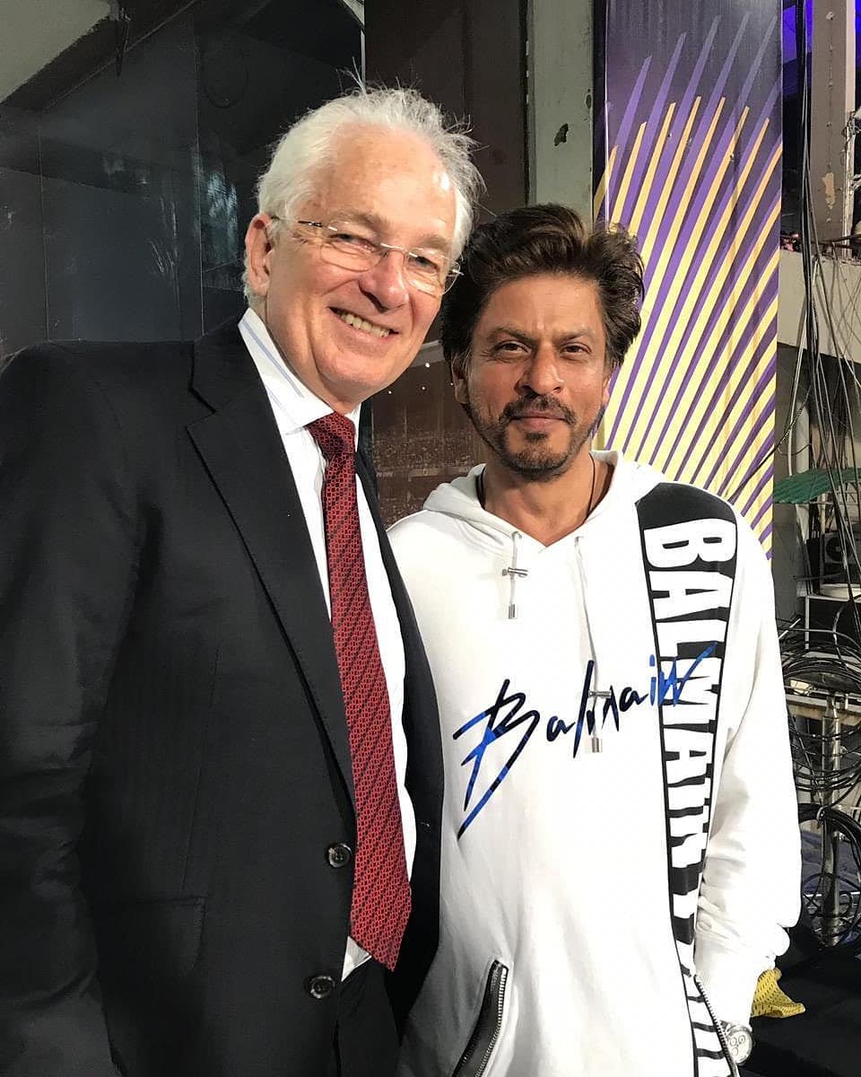 TEAMSRKNANDED's tweet photo. English cricketing legend David Gower with The Bossman #ShahRukhKhan at Eden Gardens! 😁

#KKRvKXIP #IPL #KKRHaiTaiyaar  #SRK #KKRvKXIP #KKRHaiTaiyaar https://t.co/VaBEvoE01G