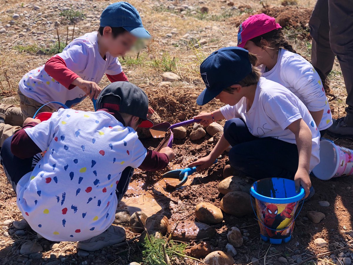 ajalmassora's tweet photo. Además de cantar, los ‘peques’ de #Almassora han ejercido como jardineros en el (multitudinario) Día del Árbol celebrado hoy en el Millars.

😉 Lección de vida: conocer el río para quererlo. https://t.co/mf5GFRlN3F