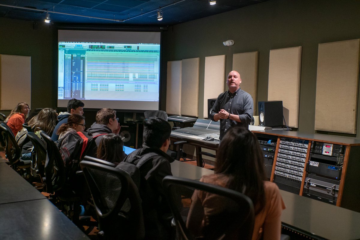 AtlantaMusicEdu's tweet photo. Thank you to the fantastic students of Morris Innovative High School that came out to AIMM and toured our studios and classrooms! https://t.co/mpBUnFNO2a