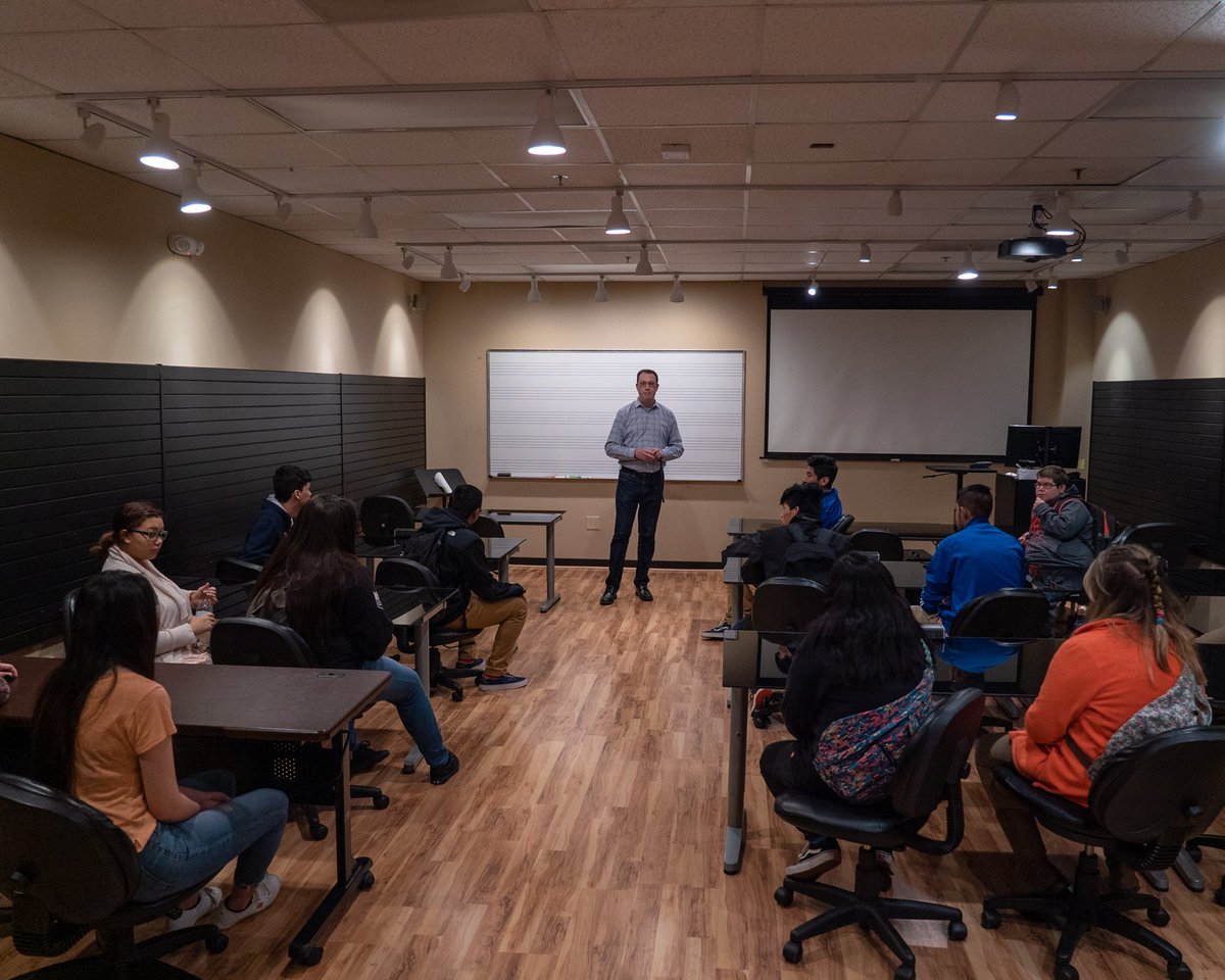 AtlantaMusicEdu's tweet photo. Thank you to the fantastic students of Morris Innovative High School that came out to AIMM and toured our studios and classrooms! https://t.co/mpBUnFNO2a