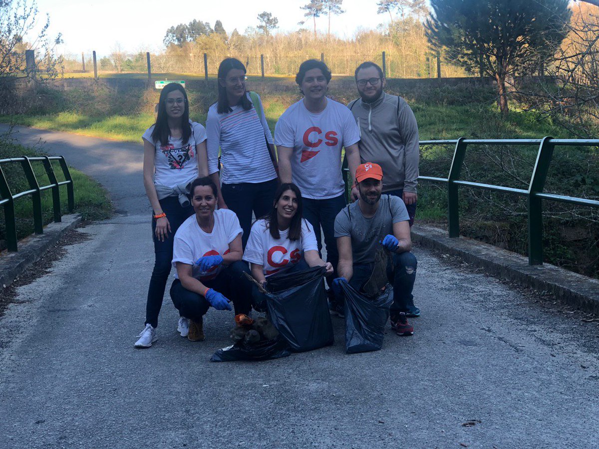 JcsGalicia's tweet photo. 🌍 El #JcsTeam de @JcsGalicia 🍊 ha estado esta tarde limpiando el Río Sar como parte de la campaña #JcsConElPlaneta. 
Queremos dar las gracias a nuestras candidatas al Congreso @Beatriz_Pino_ y @mariasvilas 🔝 por acompañarnos en esta campaña. 
Planeta sólo hay uno, cuidémoslo!! https://t.co/oYfzkpmnng