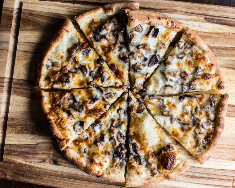 foodista's tweet photo. Wild Mushroom White Pizza from @aplkitchen Foodista's Food Blog of the Day! https://t.co/IQc485ynvH #Foodista #FBOD #pizza #midweekrecipe ##whitepizza #wildmushroom #mushroompizza #lunch #dinner #cheese https://t.co/oAhJOUQiCz