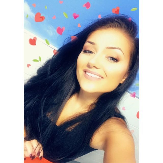 RachelJadeee's tweet photo. Happiness 🔑 
#behappy #workhardplayhard #smiles #happinessiskey #brunette #blueeyes #igdaily https://t.co/U4ctfZ8RoU https://t.co/Y1pYOhcRB3