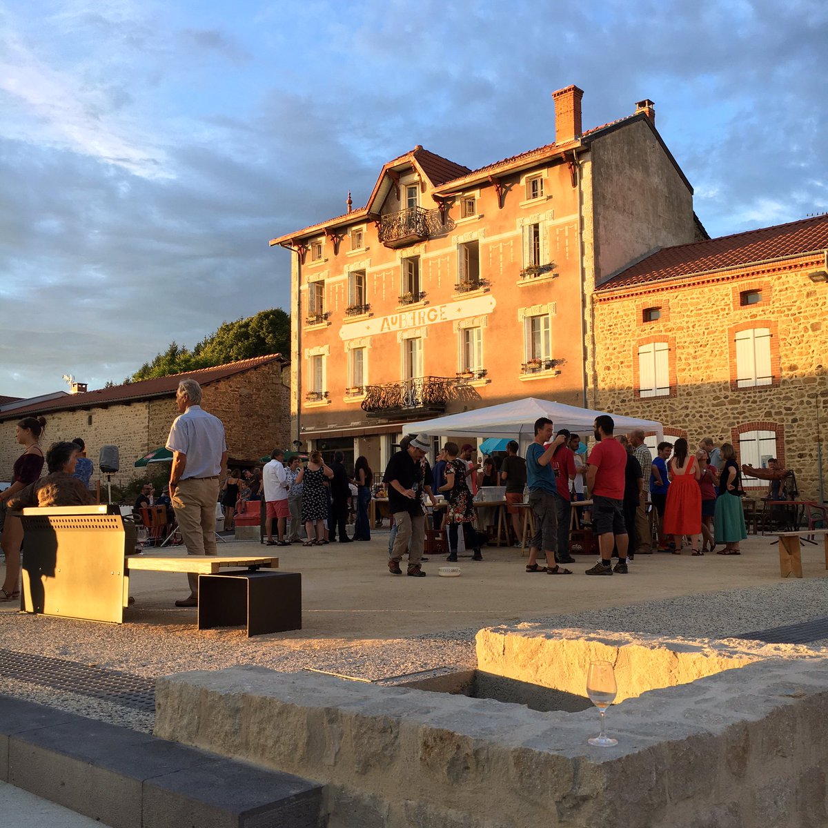 HIRING 2019 ! Vacancies have (unexpectedly) opened for a MANAGER / GÉRANT(E) experienced &amp; bilingual, to start soon and CHEF de CUISINE from June/July ‘19  DM or email ASAP pls 😬🍷🔝 aubergedechassignolles@ gmail.com