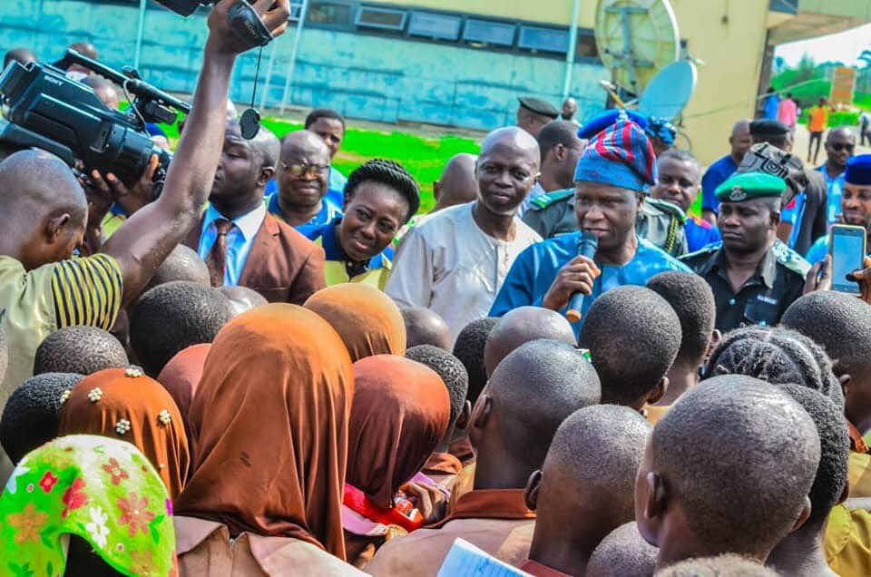 Opetuyii's tweet image. The Deputy Governor, @StateofOsun, Mr @Benedictalab on his way to Abuja on Wednesday 27th March, 2019, coincidentally met some students of the state’s middle schools, who were on excursion to Ibadan Airport.
📷 @AfeezOyinmomo