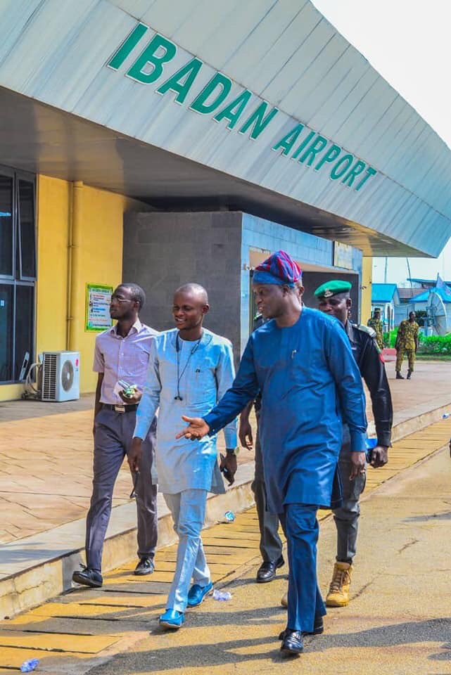 Opetuyii's tweet image. The Deputy Governor, @StateofOsun, Mr @Benedictalab on his way to Abuja on Wednesday 27th March, 2019, coincidentally met some students of the state’s middle schools, who were on excursion to Ibadan Airport.
📷 @AfeezOyinmomo