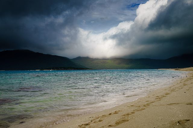 The_Polarizer's tweet photo. Sun shines through the clouds in the Whitsundays.
.
.
.
.
.
.
. #beach #bay #dramaticsky #dramaticskies #ig_color #igtones #ig_world_colors #ig_world_photo #all2epic #tonekillers #killergrams #illkillers #thepolarizer #illgrammers #LookAtThoseColours #gurushots #compositionk… https://t.co/JIA38lbZ6K