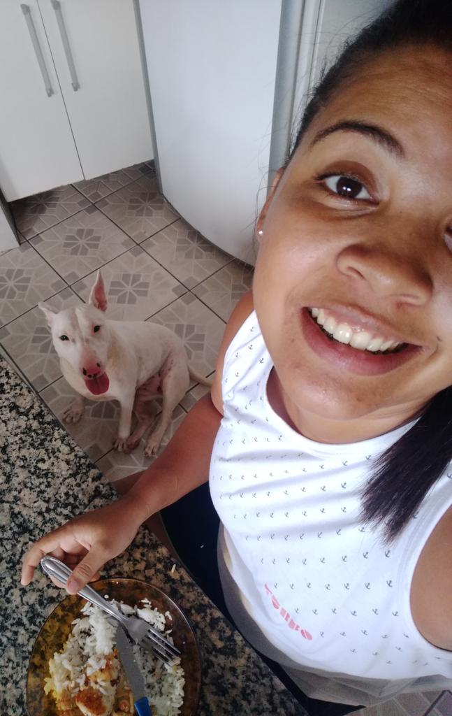 Minha bebê Bull me fazendo CIA no almoço 💕

#Mayaharteira
#Pidonadamamãe
#Bullterrier
#Filhade4patas