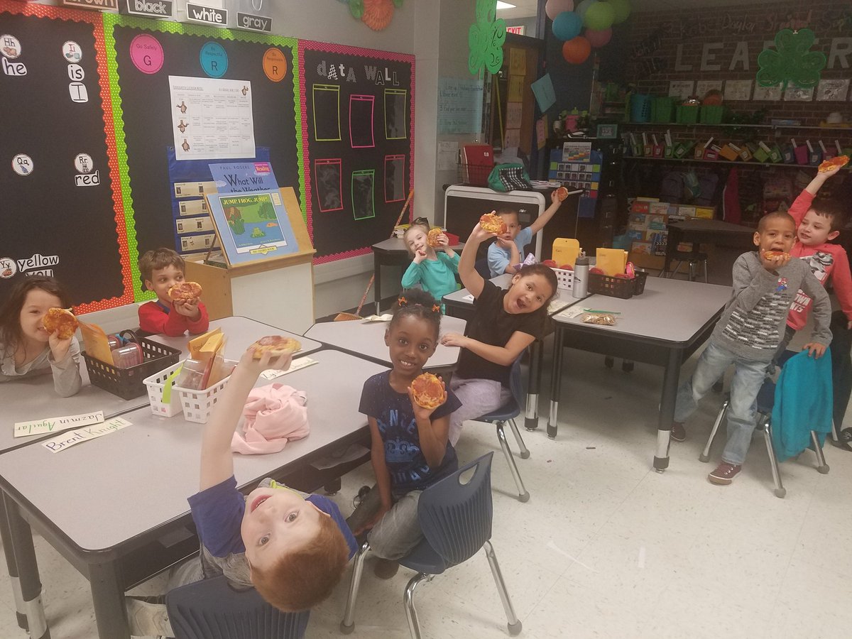 Donnellgiggles's tweet photo. Randall Around the World was a success...we ended our tour in Italy today. We made pizza w/biscuits and our awesome kitchen staff stayed to cook them! Sometimes you have to get creative to get Ss here for snow day make ups! @RandallBears #isdkinder #GoingBeyond https://t.co/1AT2RH7RQX