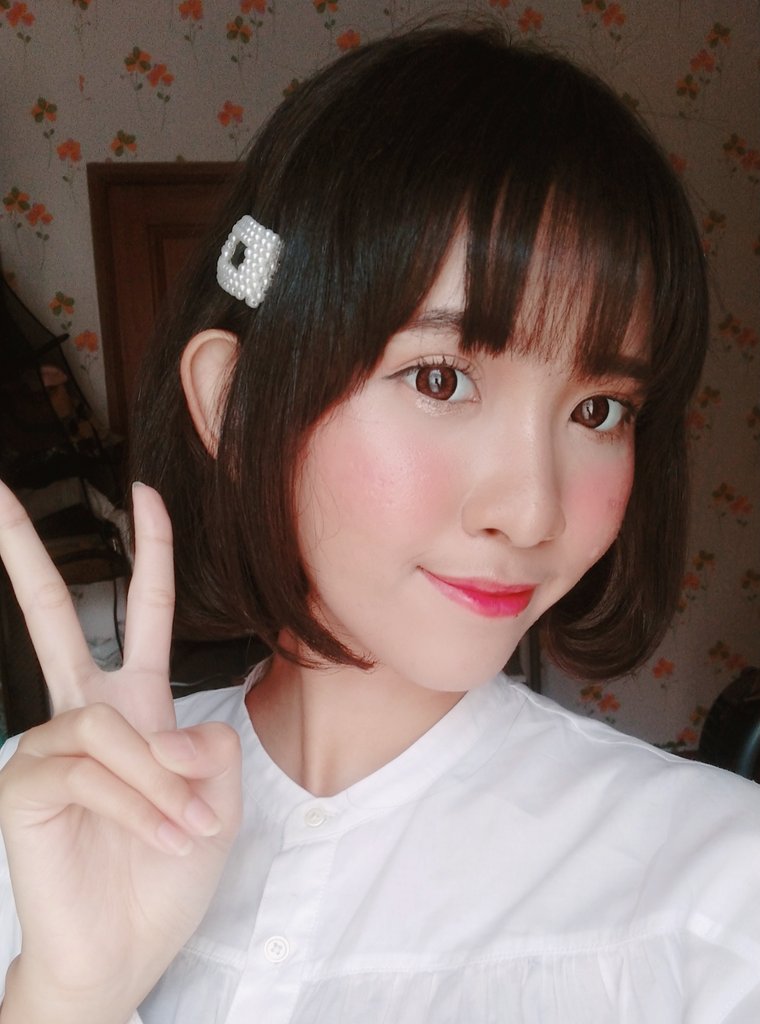 Ritsundere's tweet photo. Fun facts :
1. I envy girls w/ bold lips
2. I wish my eyebrows are higher
3. I took photo from this angle bcs my right cheek is currently breaking outs (and shout-out to my awkward smile)

but at the end of the day, I'm grateful 🤓 https://t.co/IC3knMOehQ