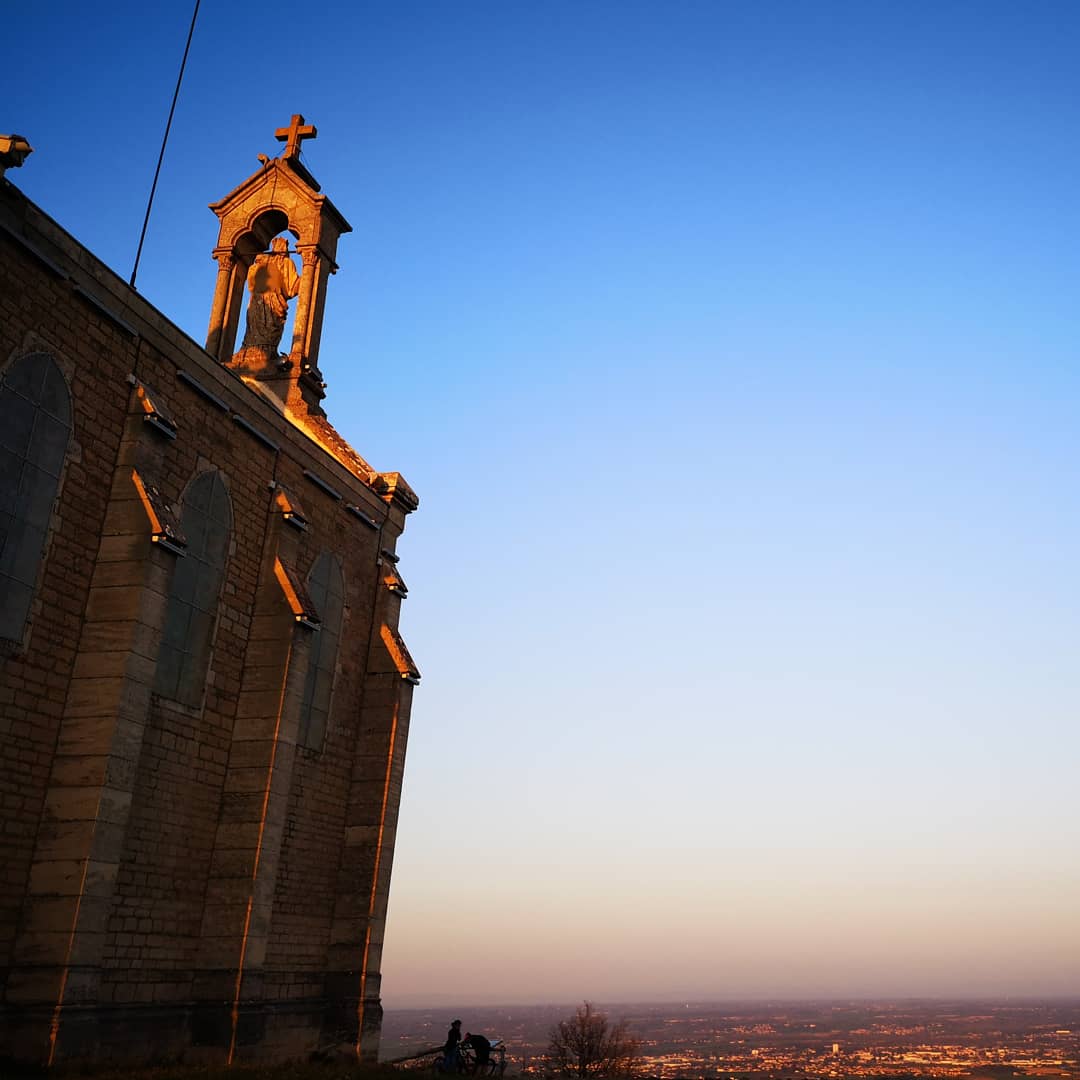 demonspey's tweet photo. Du Mont Brouilly, terre de beauté &amp; de tradition, nait depuis des siècles le #Brouilly, suave nectar de nos aïeux
Discover our Brouilly,nectar of our ancestors
#Винь #фото #вина #Landscapes #виноградарь #sunsets #winelovers #winelover #フランス語 #vins #wines #winewednesday #vino https://t.co/6N2MYwbcm1