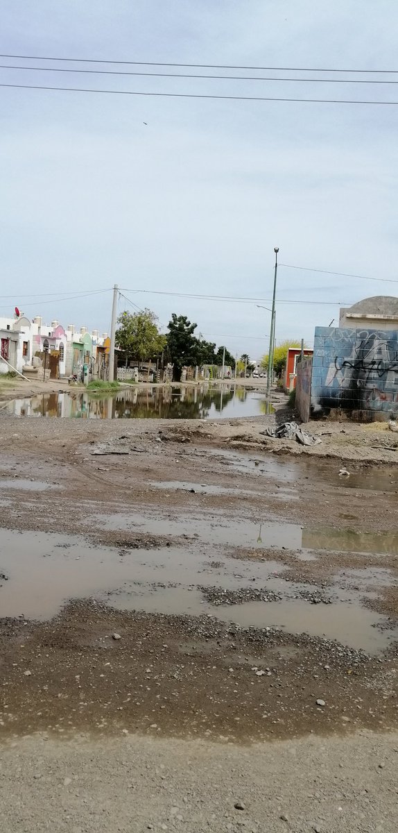 Sahulk612's tweet photo. Algo está pasando aquí, no solamente es quitar el agua estancada, raspar la calle, es solo tiempo perdido, a unas cuantas semanas de haberse arreglado este problema sigue igual. Problema de fuga de muchísimo tiempo. @aguahermosillo @CIDUE_HMO @HermosilloGob. En real del carmen https://t.co/wwVYMFWECT