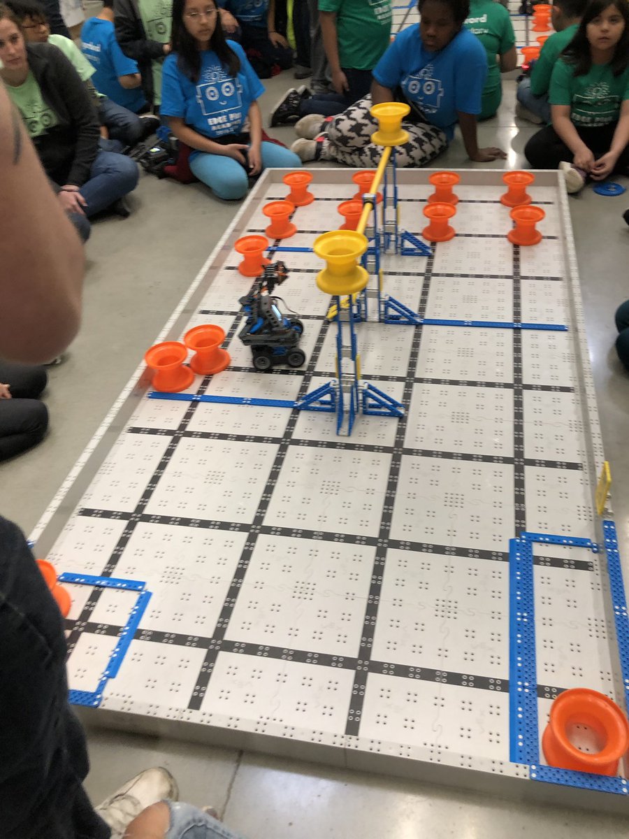 MsGroover2's tweet image. These kids did a great job at the Edge Vex Robotics competition today! #GatorsDeserveit19 #EDGEPlus @GuilfordEle