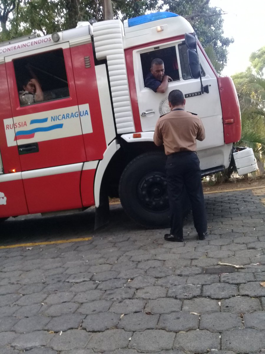 abixael33's tweet photo. Wilpedo Navarro dijo que hoy iban a tener una sorpresa.
Acaba de entrar un camión de bomberos al INCAE.
#AyLoDejo https://t.co/wlbf4OB7Bf