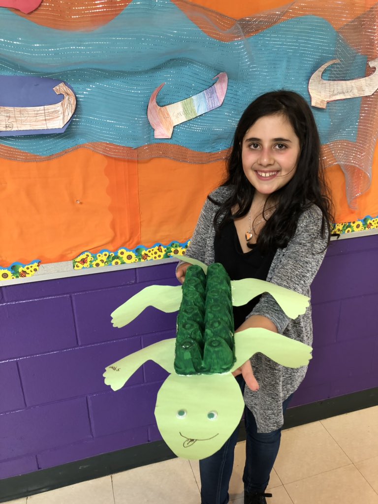 Notre 1er crocodile est prêt à mettre dans notre Nil! #4e <a href="/ecole_pet/">École P-E-Trudeau</a> <a href="/ecolecatholique/">CECCE</a>