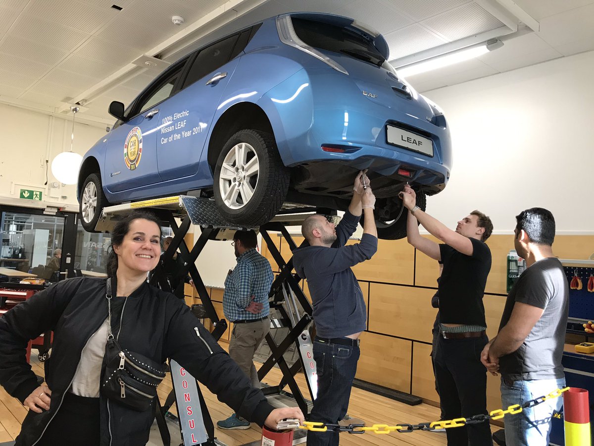 PederXenter's tweet photo. Förmodligen den yrkeshögskola som har mest praktik på skolan och flest labb på plats #xenteryh #xenter #myh #labb https://t.co/7Xt9c3JGNn