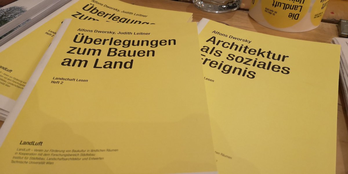 Landschaft lesen! Gerade präsentiert Alfons Dworsky das zweite Heft aus der Broschürenreihe. Ab heute ist das Heft "Überlegungen zum Bauen am Land" beim Bücherstand der LandLuft Universität erhältlich! Pflichtlektüre für alle, die sich mit Bauen beschäftigen! #landluftuni