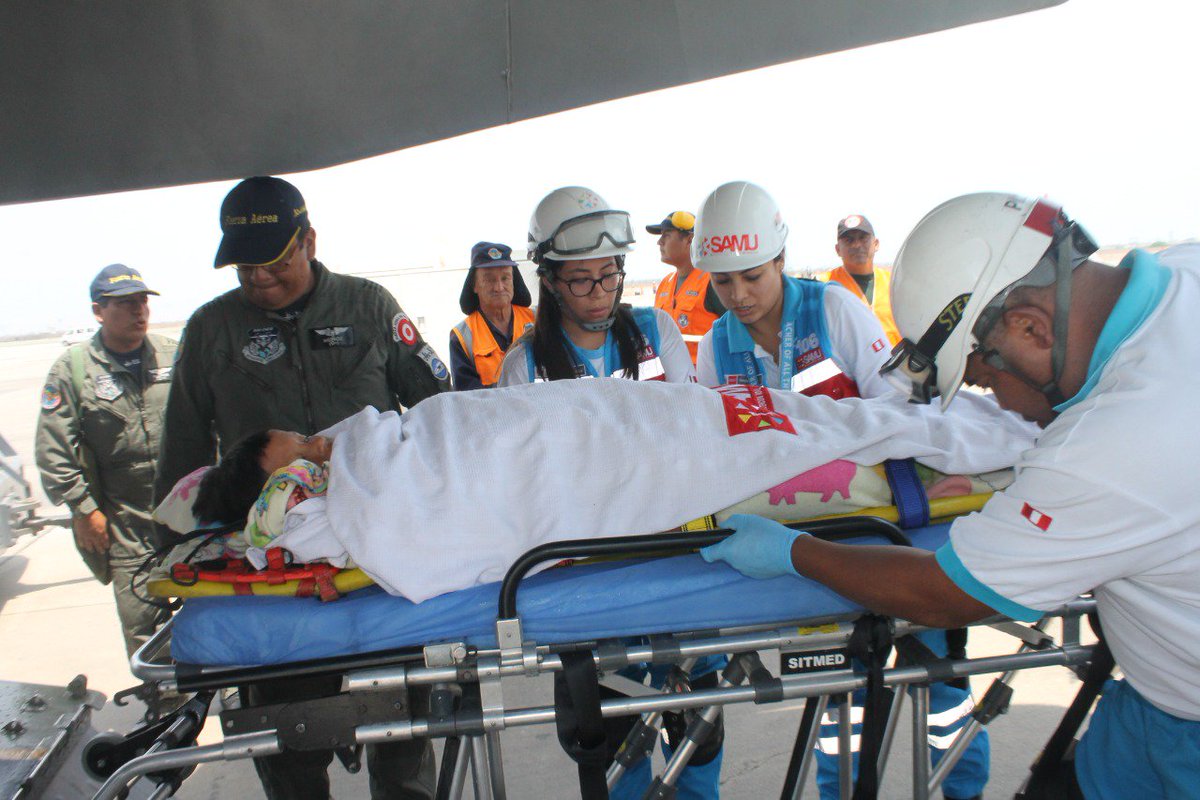 fapperu's tweet photo. 5 menores de edad fueron trasladados de urgencia desde #Pucallpa a la #BaseAéreaDelCallao, donde fueron recibidos por personal del #GRUP8. Ellos serán trasladados a hospitales de Lima, gracias al convenio institucional entre la FAP, @Minsa_Peru y @SIS_PERU #EvacuaciónAeromédica https://t.co/9bYr62QFfc
