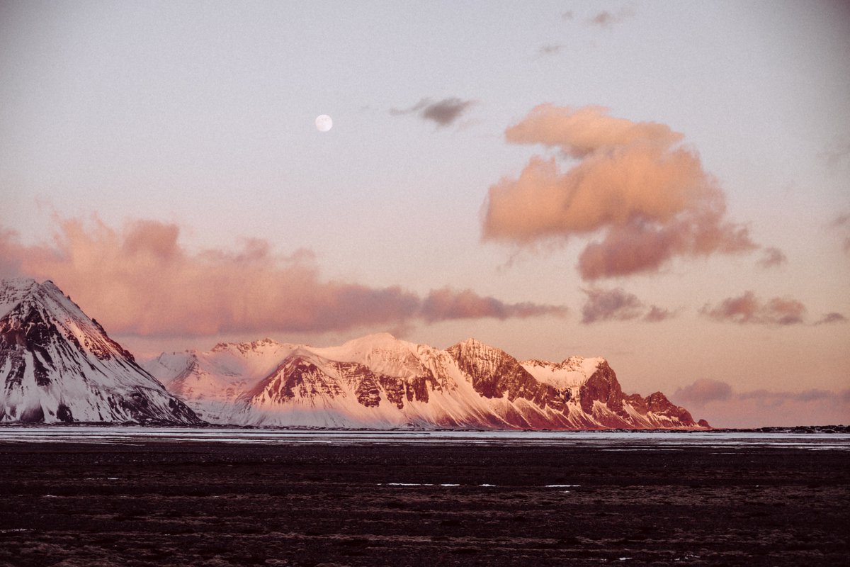 jonathanbertin's tweet photo. Un des plus beaux sunsets que j'ai eu l'occasion de voir durant mon voyage en Islande, les nuages teintés de rose au dessus des fjords avec la lune qui pointe le bout de son nez... Un décor magique 🌄

ig: jonathanbertin https://t.co/PadkwllBK7