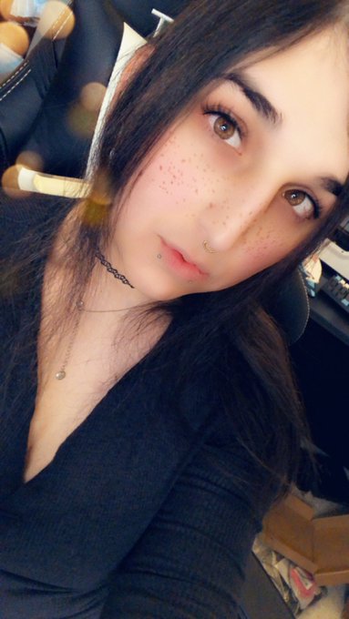 Watch EmilyRoseIV's leaked NSFW photo on TwXstars