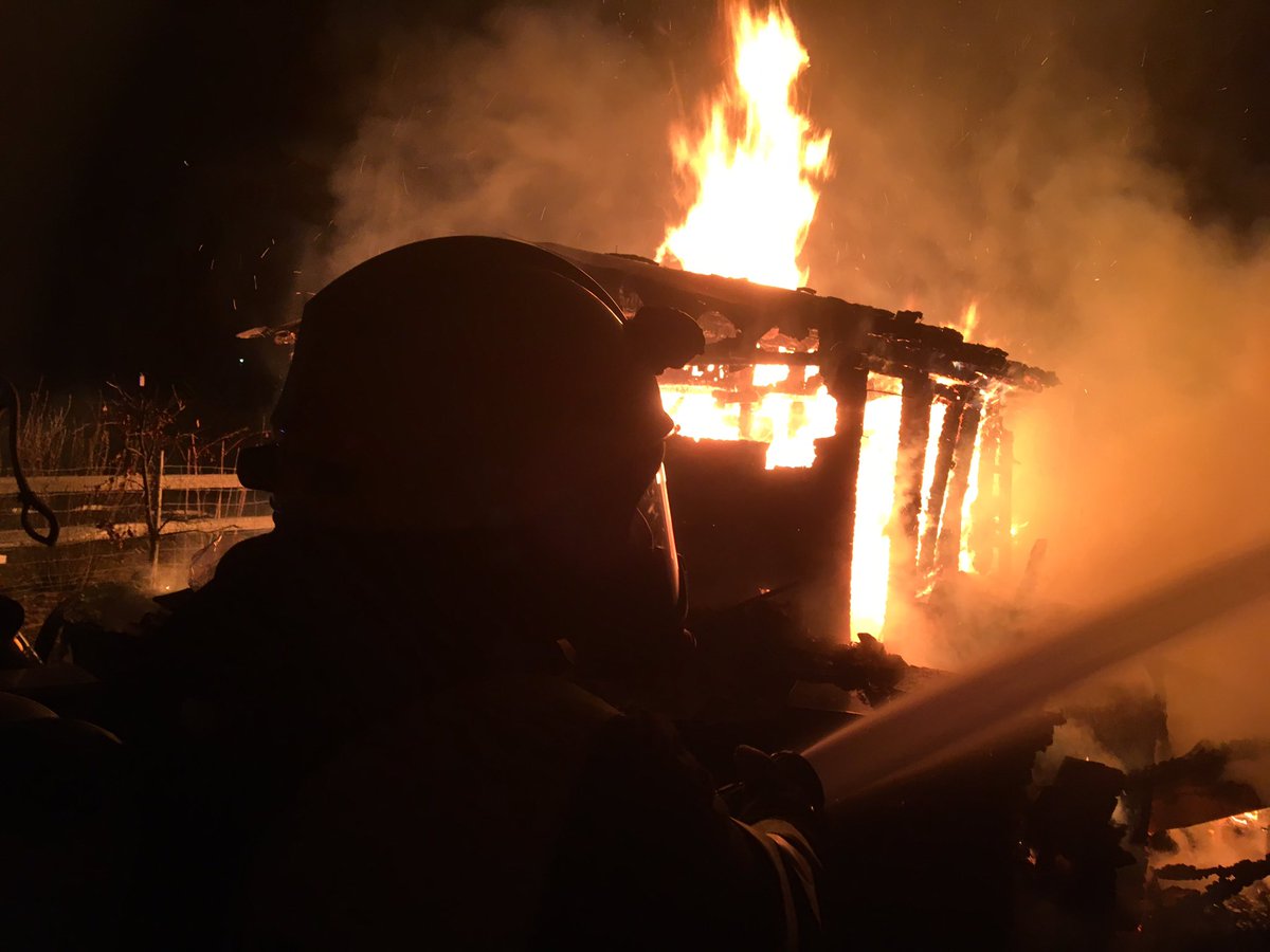 FFP112's tweet photo. #Feuerwehr #Penzberg - 27.03.19 - gerade live - Gartenhütten Brand #Penzberg - 1 https://t.co/jCdqUZdByz