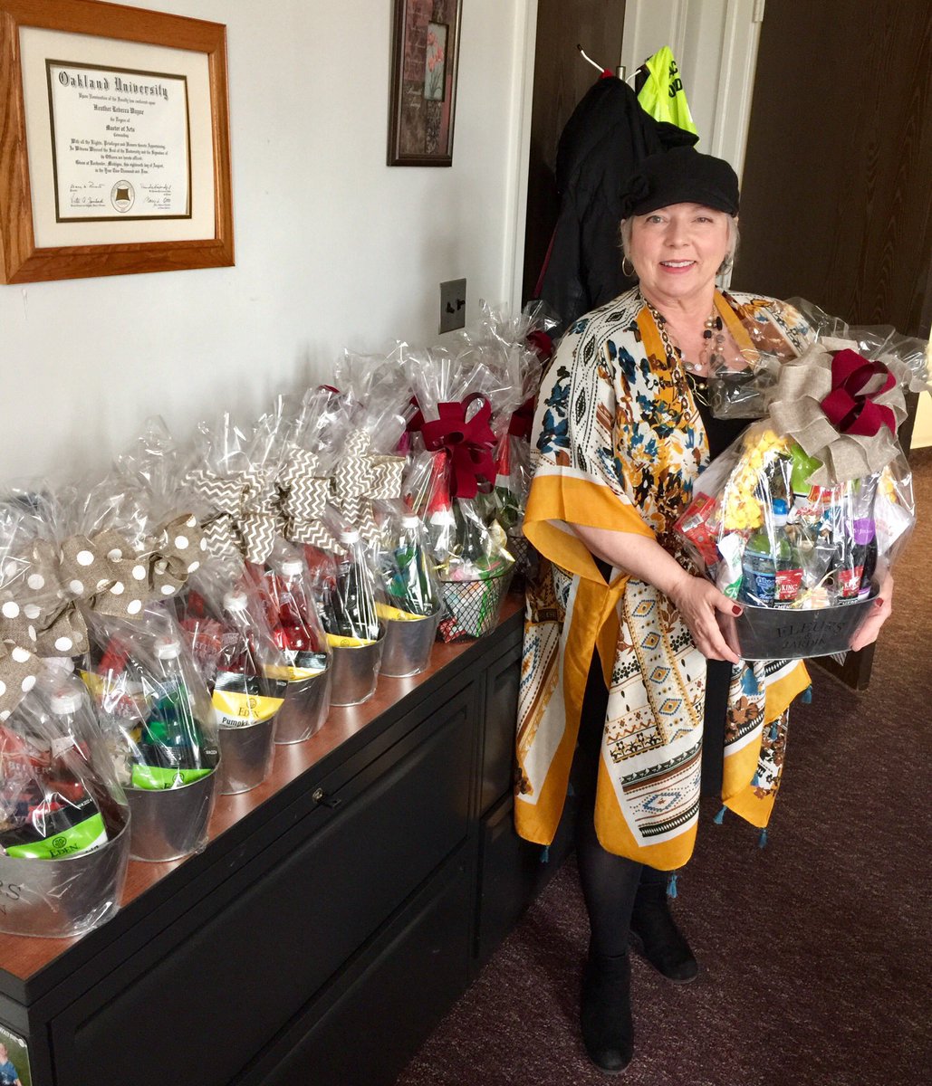 Thank you to FSA Linda Ratza for making the awesome baskets for the Oakland County Probation/Parole Agents Conference @Dietrichb7 @MDOC_QPN @MDOCFOA @smithb3333 @LatrecePorter