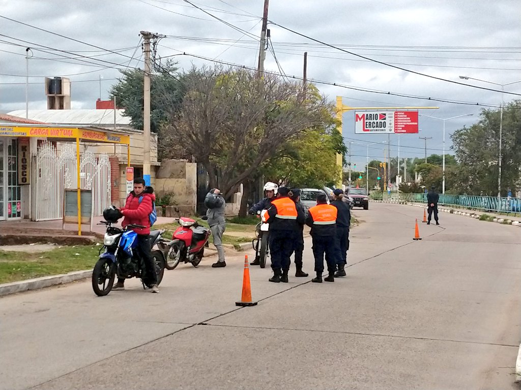 M_SeguridadSL's tweet photo. Continúan los operativos de prevención y control en la ciudad de San Luis. Hoy en jurisdicción de la comisaría 6°, se solicito la documentación a las personas, autos y motos. El objetivo es prevenir accidentes, delitos y contribuir a una mejor calidad de vida de los vecinos. 🖐️🚥 https://t.co/B9w2MTjlqU