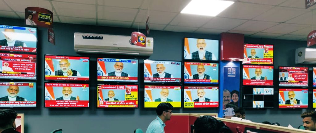 DKSaharan's tweet photo. जिधर देखूं तेरी तस्वीर नज़र आती है...
गरीबों के हिस्से की टीवी कवरेज खा गए हमारे अंतरिक्ष के चौकीदार 👎🏻
#SpacePower #SpaceStrike #SpaceChowkidar #LokSabhaElections2019 @NaveenJaihind @ashwini_jakhar @pankhuripathak @Dchautala @rssurjewala https://t.co/2Q6v3jSffq